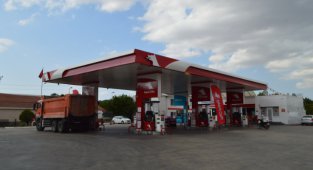 Faciadan Dönüldü! Akaryakıt İstasyonuna Havai Fişek Attı