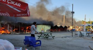 Pazar Yerinde Çıkan Yangında 9 Baraka Kullanılamaz Hale Geldi