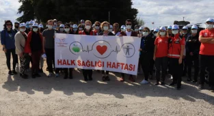 Sağlık çalışanları doğa yürüyüşü ile hareketli yaşama dikkat çekti