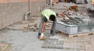 Erdal İnönü Caddesi'nde Kaldırım Çalışmaları Sürüyor