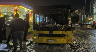 İstanbul’da Park Halindeki İETT Otobüsü Yandı