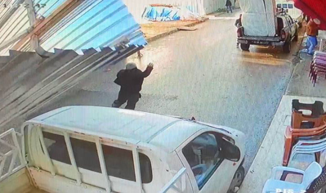 Lodosun Devirdiği Sac Panellerin Altında Kalmaktan Son Anda Kurtuldu