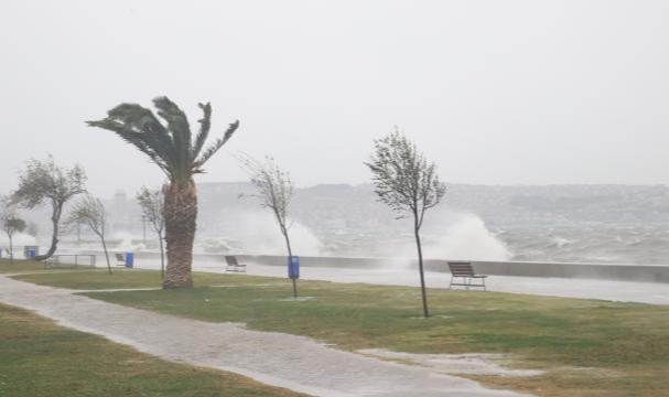 Meteoroloji'den Uyarı!  Fırtına Yarın Da Sürecek, Hızı 100 KM'yi Aşacak