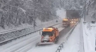 Bolu'da karla mücadele ekipleri zorlu kış mesaisinde