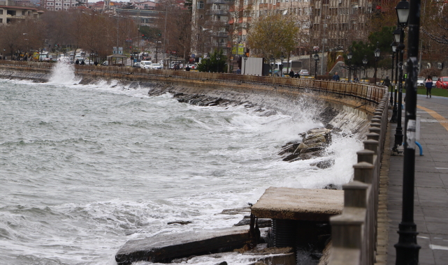 Marmara Denizi'nde Lodos Etkisini Sürdürüyor