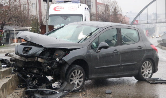 Otomobil Beton Bariyere Çarptı, 1 Yaralı