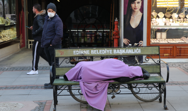 Dondurucu Soğuğa Rağmen Sokakta Yaşayan Kadın İkna Edilemedi