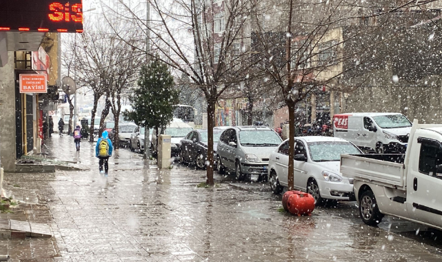 Meteoroloji Uyarmıştı! Çorlu'da Beklenen Kar Yağışı Başladı