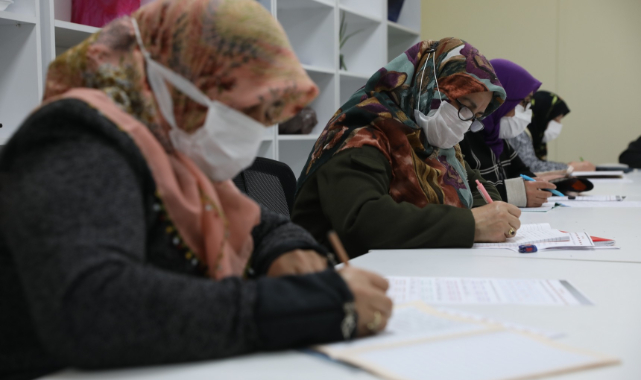 Hayallerinden Vazgeçmeyen Ev Hanımları Okuma Yazma Öğreniyor