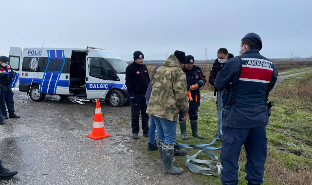 Otomobil Dereye Devrildi, 1 Kişi Suda Kayboldu