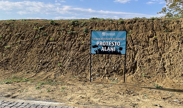 Tekirdağ Büyükşehir Belediyesi Önünde "Protesto Alanı" Oluşturuldu