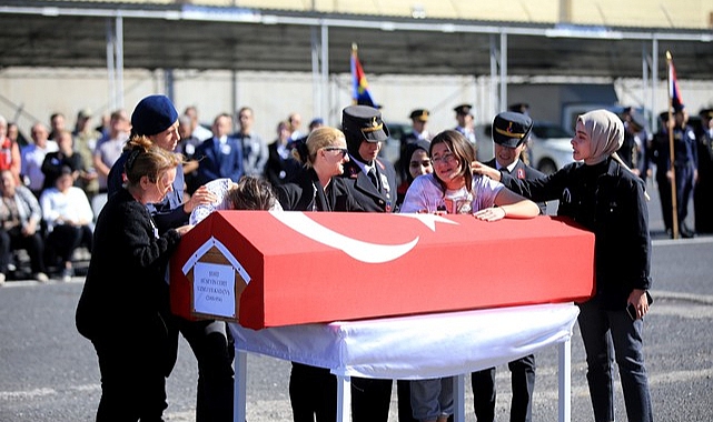 Şehit Kızının Feryadı Yürekleri Dağladı, "Baba Kalk Beni Lütfen Yalnız Bırakma"