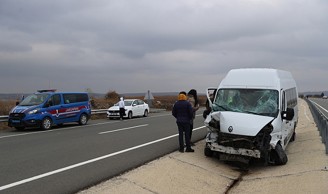 Yolcu Minibüsü Kamyonetle Çarpıştı, 9 Yaralı