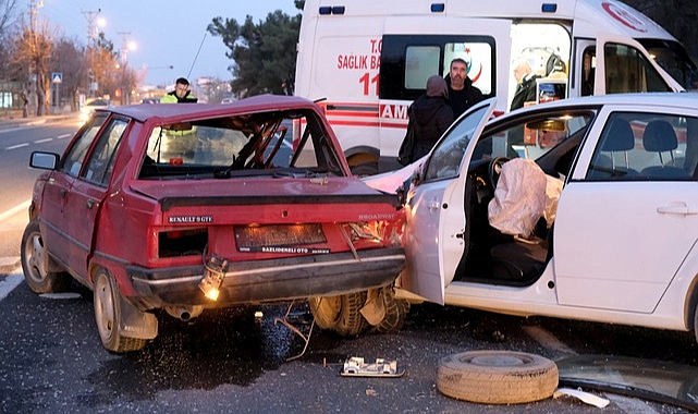 İki Otomobil Çarpıştı, Biri Askeri Personel 3 Kişi Yaralandı