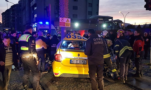 Kocaeli'de Tramvayla Çarpışan Taksideki 3 Kişi Yaralandı