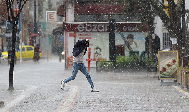 Edirne'de Gök Gürültülü Sağanak ve Zaman Zaman Dolu Etkili Oluyor