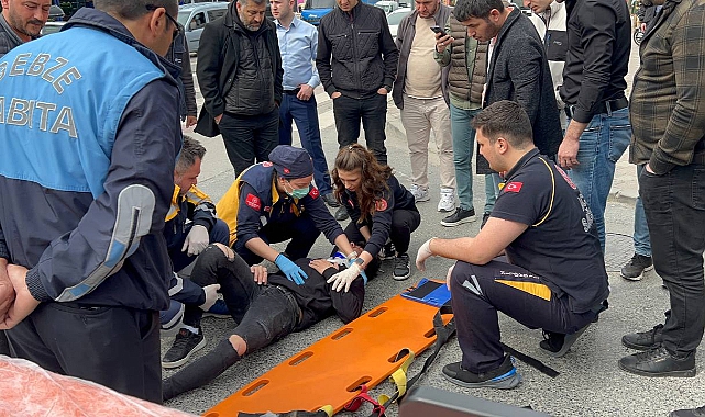 Kocaeli'de Otomobille Motosiklet Çarpıştı