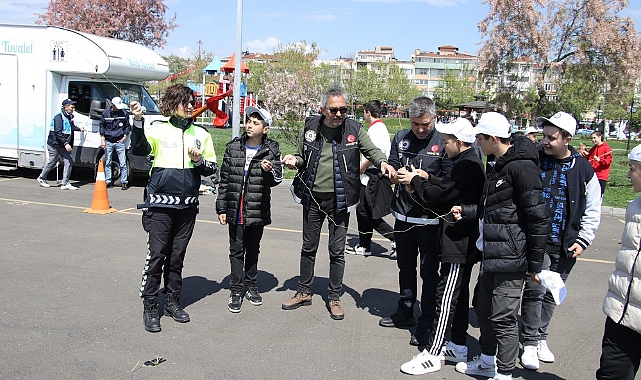 Polislerden Depremzede Çocuklara Uçurtma Şenliği