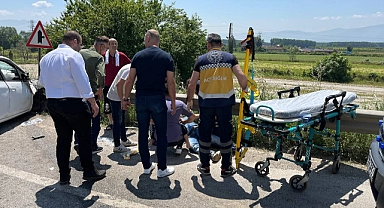 Sakarya'da İki Otomobil Çarpıştı, 10 Yaralı