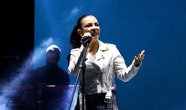 Şarkıcı Fatma Turgut Tekirdağ'da Konser Verdi