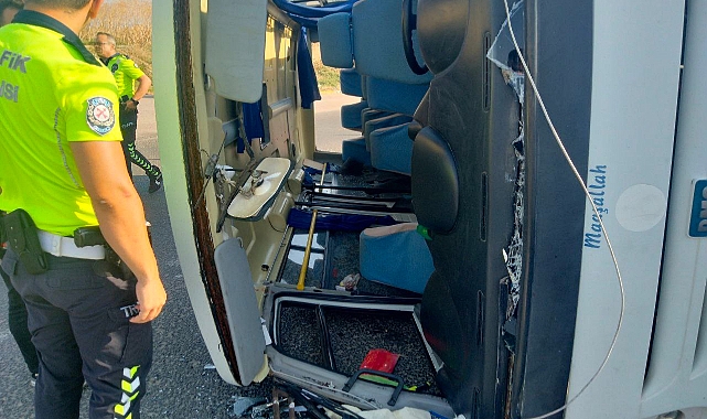 Minibüs İle Hafif Ticari Araç Çarpıştı, 3 Yaralı