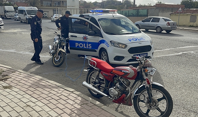 Çaldıkları Motosikleti İple Çekerken Yakalandılar!