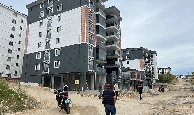 İnşaat halindeki apartmanın asansör boşluğuna düşen emlakçı öldü