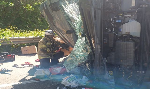 Bursa'da devrilen iplik yüklü TIR'ın sürücüsü öldü