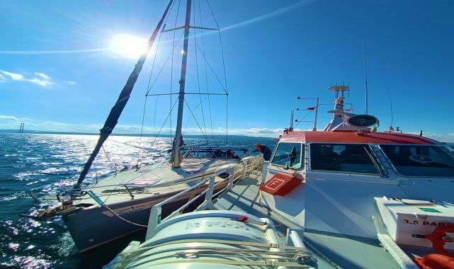 Çanakkale Boğazı'nda sürüklenen tekne kurtarıldı