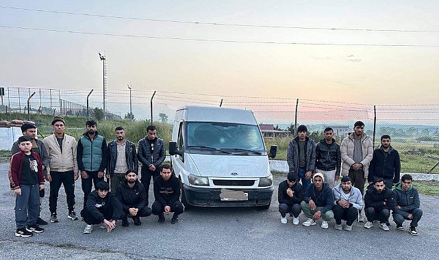 Tekirdağ'da Kamyonet ve Minibüste 51 Kaçak Göçmen Yakalandı