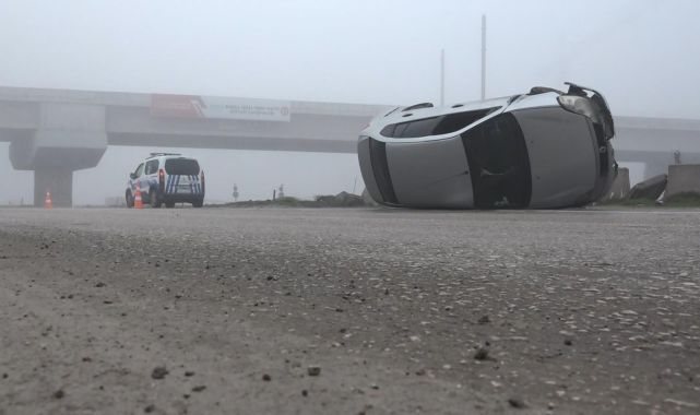 Bursa'da, yoğun sis nedeniyle beton bariyerlere çarpan otomobil yan yattı: 1 yaralı