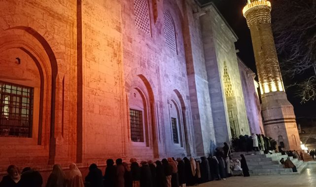 Bursa’da 626 yıllık Ulu Cami’de ilk teravih namazı