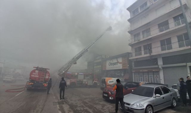 Bursa'da oto aksesuar dükkanında çıkan yangın, bitişikteki iş yerine sıçradı