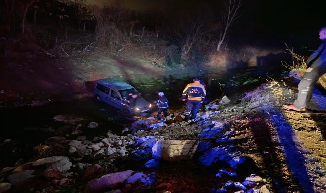 Edirne’de hafif ticari araç dereye uçtu: 2 yaralı