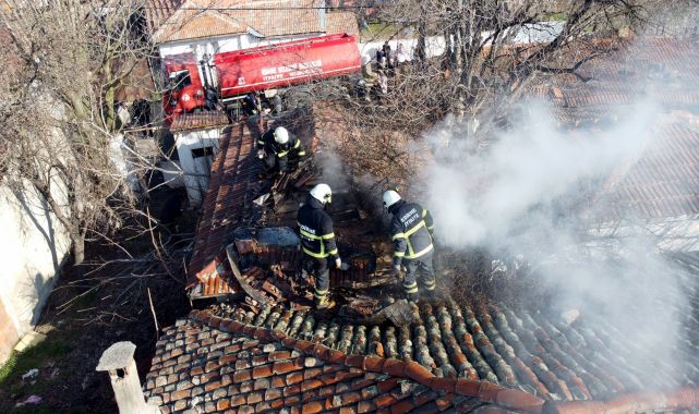 Edirne'de yangında müstakil evin çatısında hasar oluştu