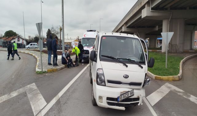 Otomobil ile kamyonet çarpıştı; 3 yaralı