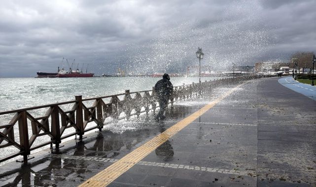 Tekirdağ'da poyraz etkili oldu; balıkçılar denize açılamadı