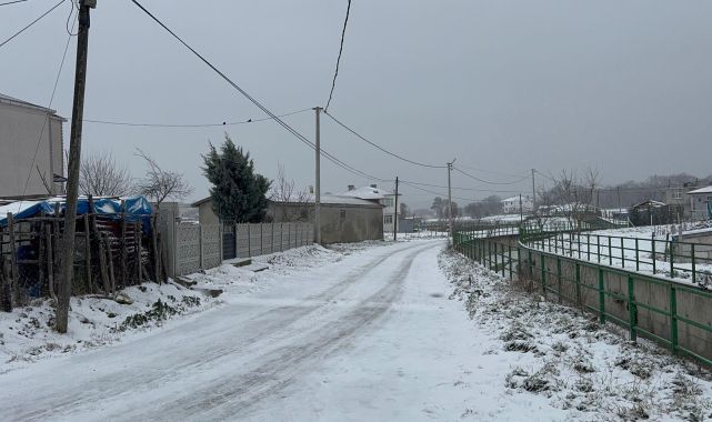 Tekirdağ’ın yüksek kesimlerine kar yağdı