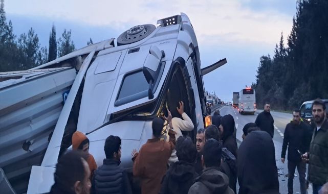 TIR devrildi, yol trafiğe kapandı