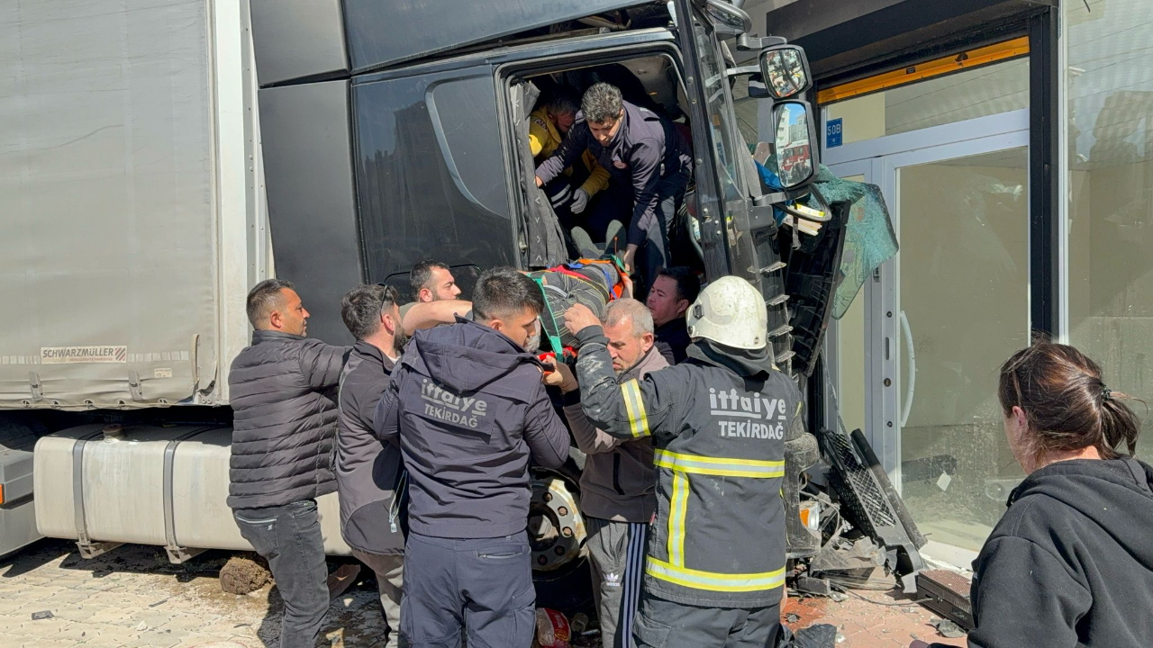 Seyir halindeyken kalp krizi geçiren sürücü dükkana daldı