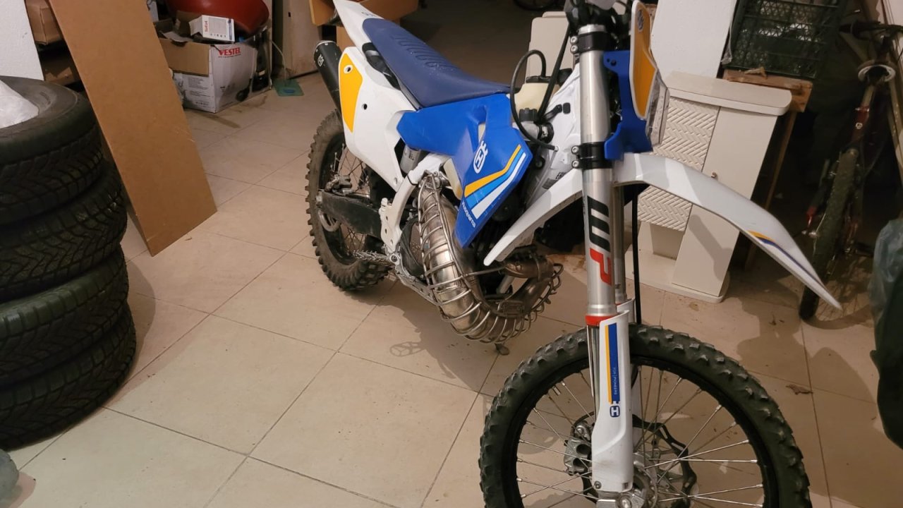 Akrobatik hareketlerle trafiği tehlikeye atan motosikletli yakalandı