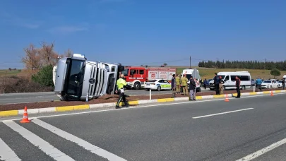 Balıkesir'de kontrolden çıkan TIR devrildi, şoförü yaralandı