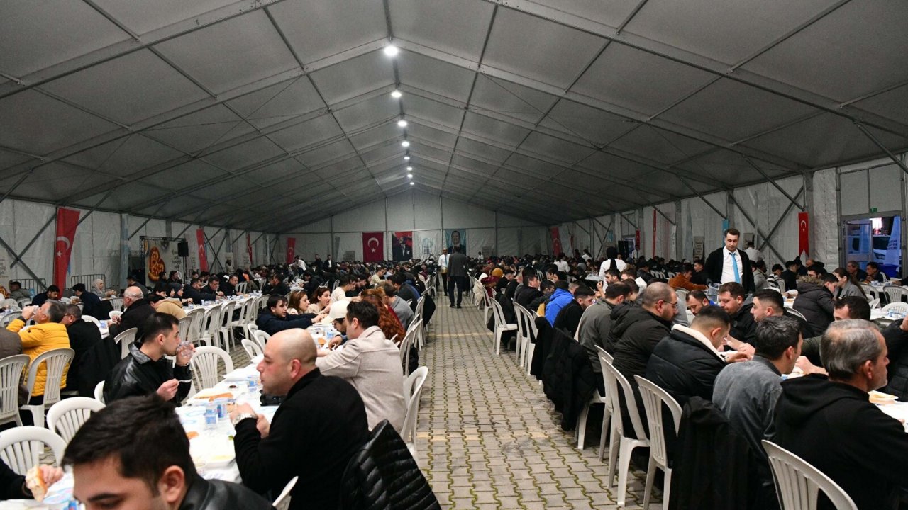 Balıkesir'de kurulan iftar çadırı ve mobil yemek tırı ile vatandaşlara yemek dağıtılıyor