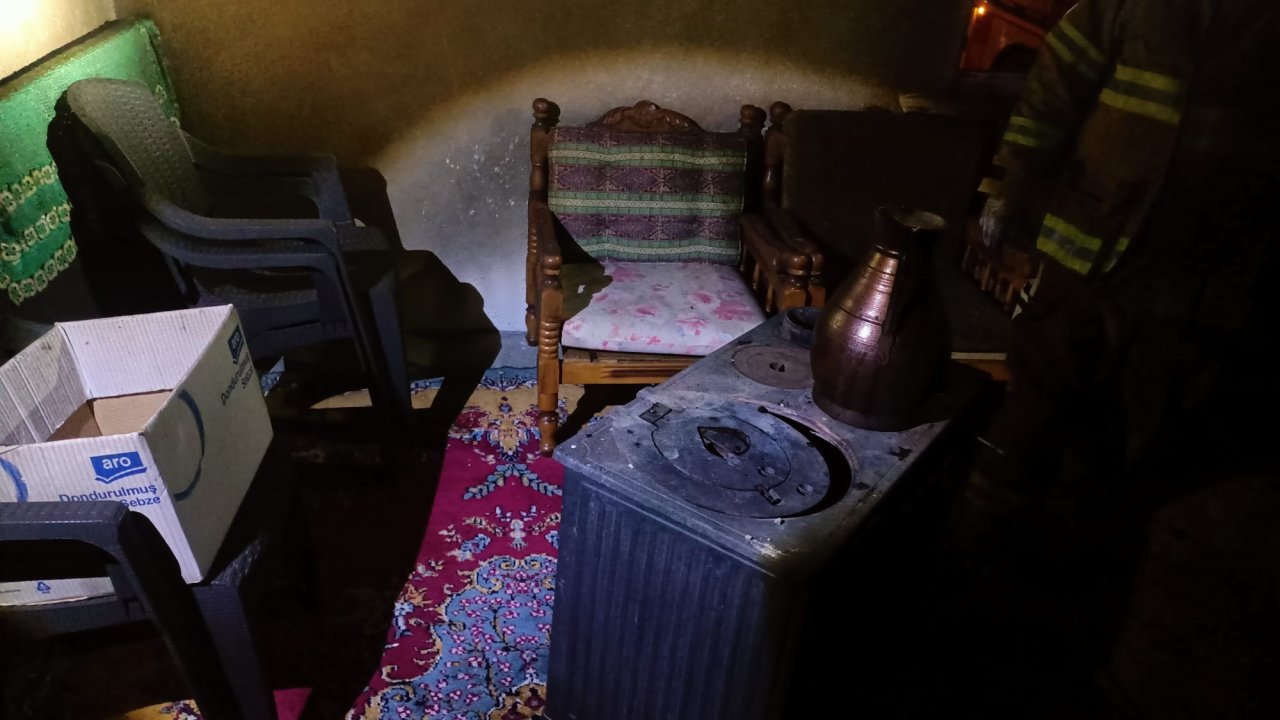 Balıkesir'de, sobadan sıçrayan kıvılcımın neden olduğu yangın söndürüldü