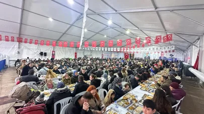 Bandırma Belediyesi, Cumhuriyet Meydanı'nda 2 bin kişiye günlük iftar veriyor.