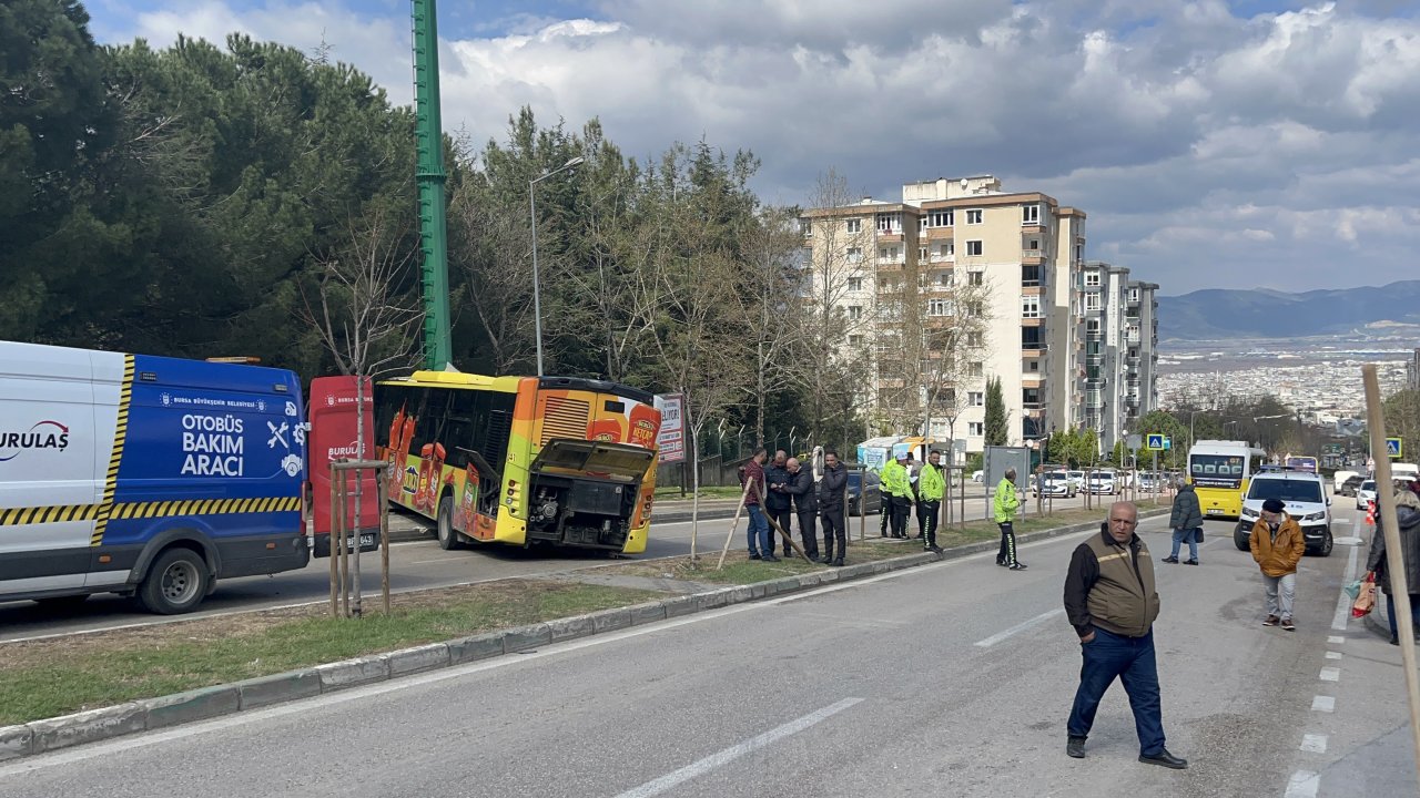 Belediye otobüsü, otomobil ve baz istasyonu direğine çarptı; 9 yaralı