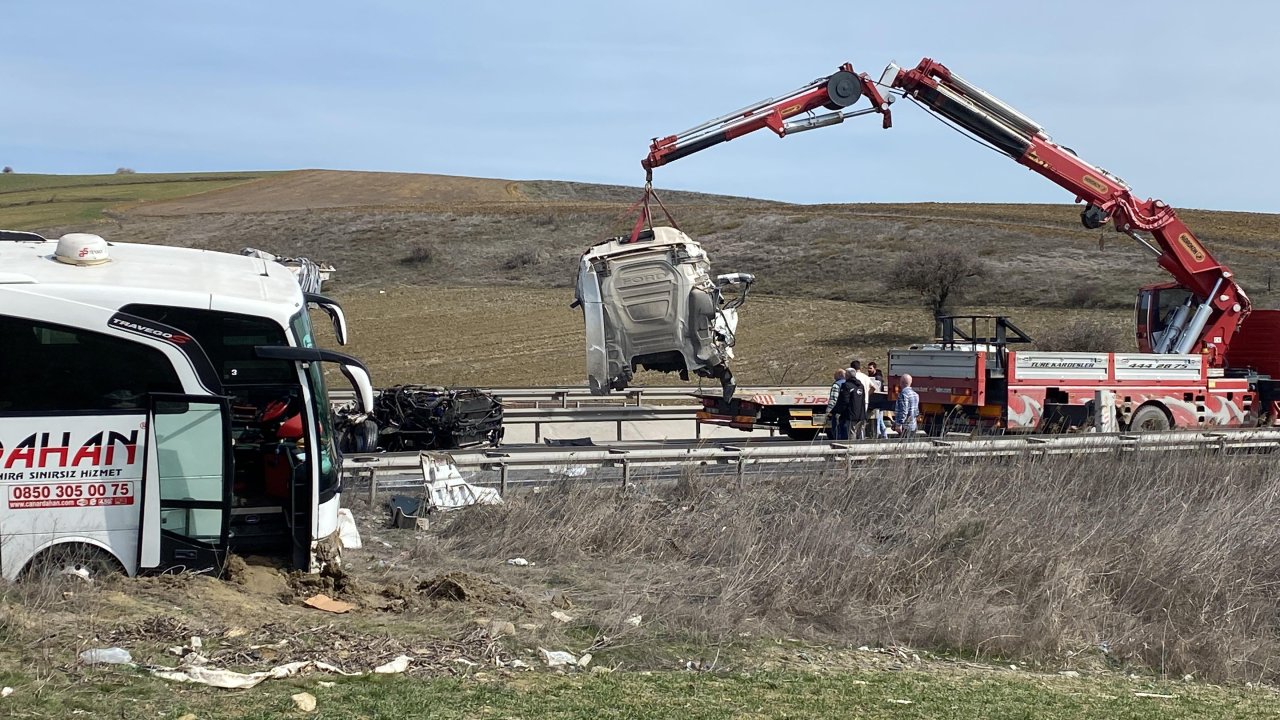 Bilecik'te TIR, yolcu otobüsüne çarptı; 11 yaralı.