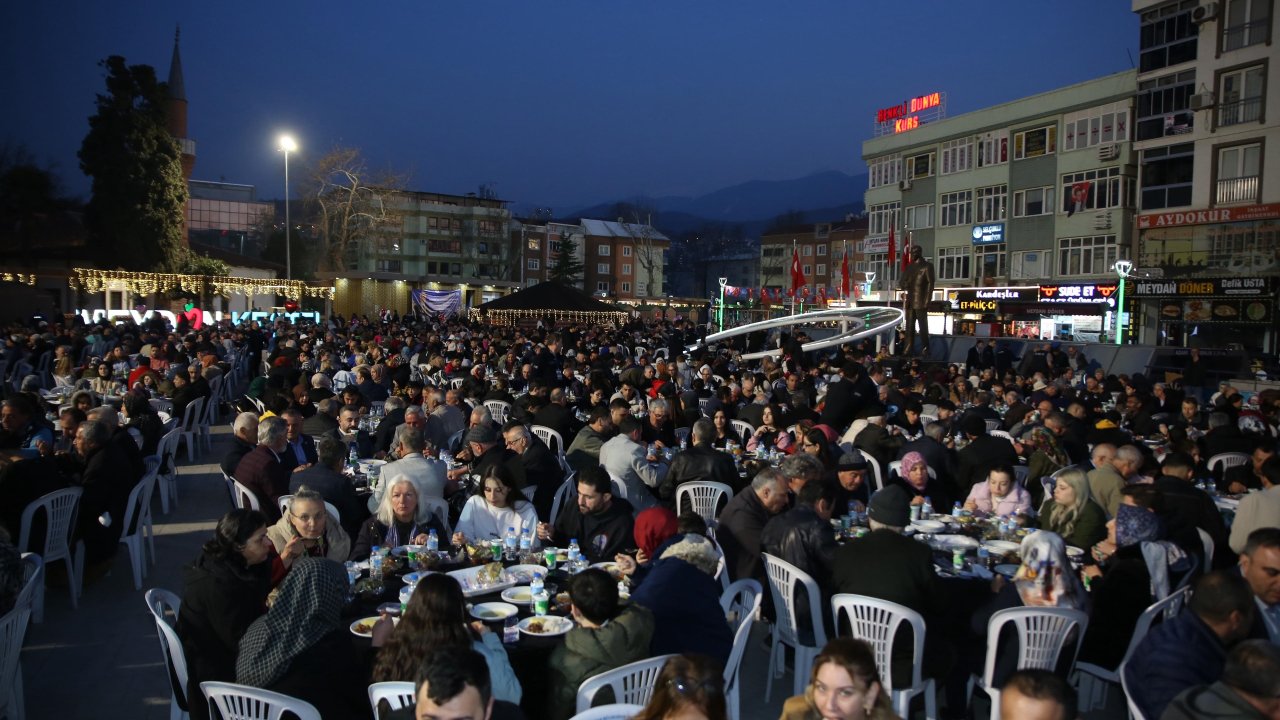 Bursa Büyükşehir Belediyesi’nden Kestel'de 3 bin kişilik iftar sofrası 