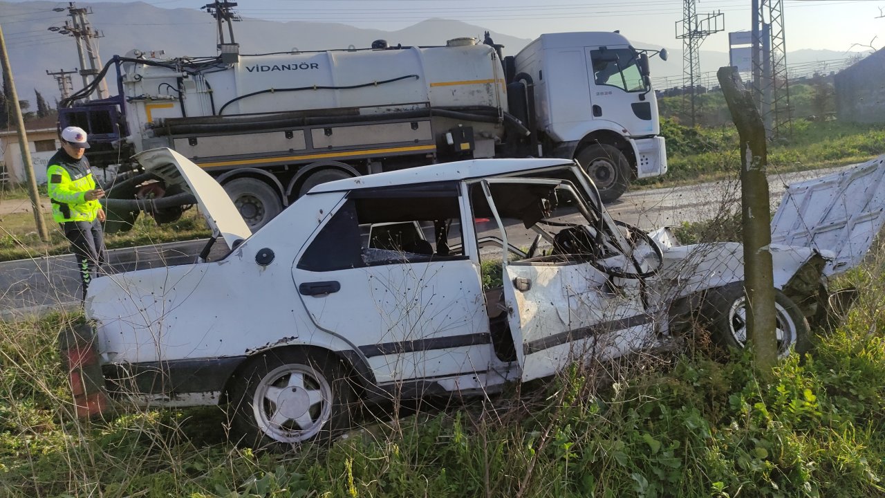 Bursa'da hafif ticari araç ile otomobil çarpıştı: 5 yaralı