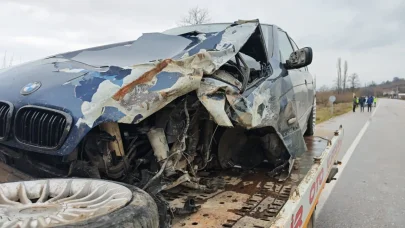 Bursa'da, otomobil TIR'a çarptı: 3 yaralı